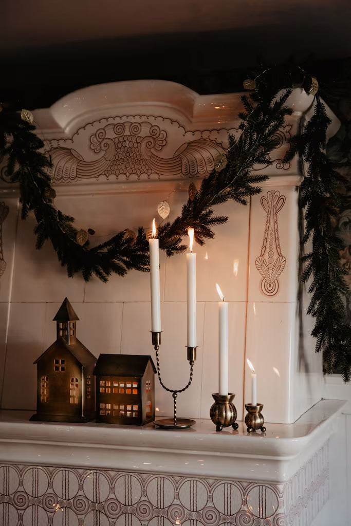 Iglesia portavela Golden Village de hierro con acabado en latón antiguo Grace & Co.