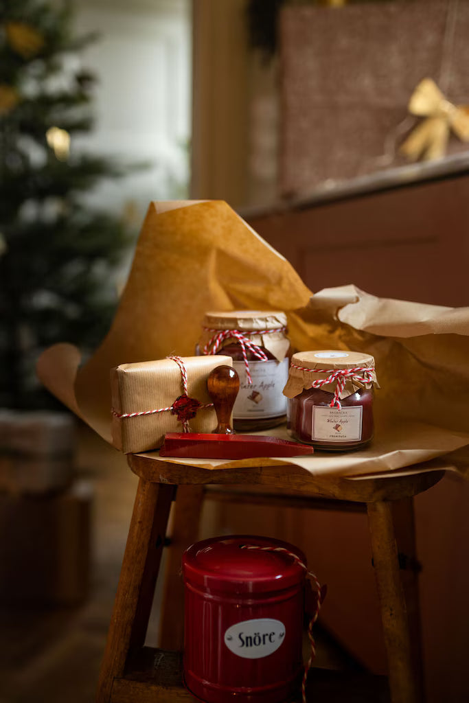 La vela que huele a manzana caliente y Navidad