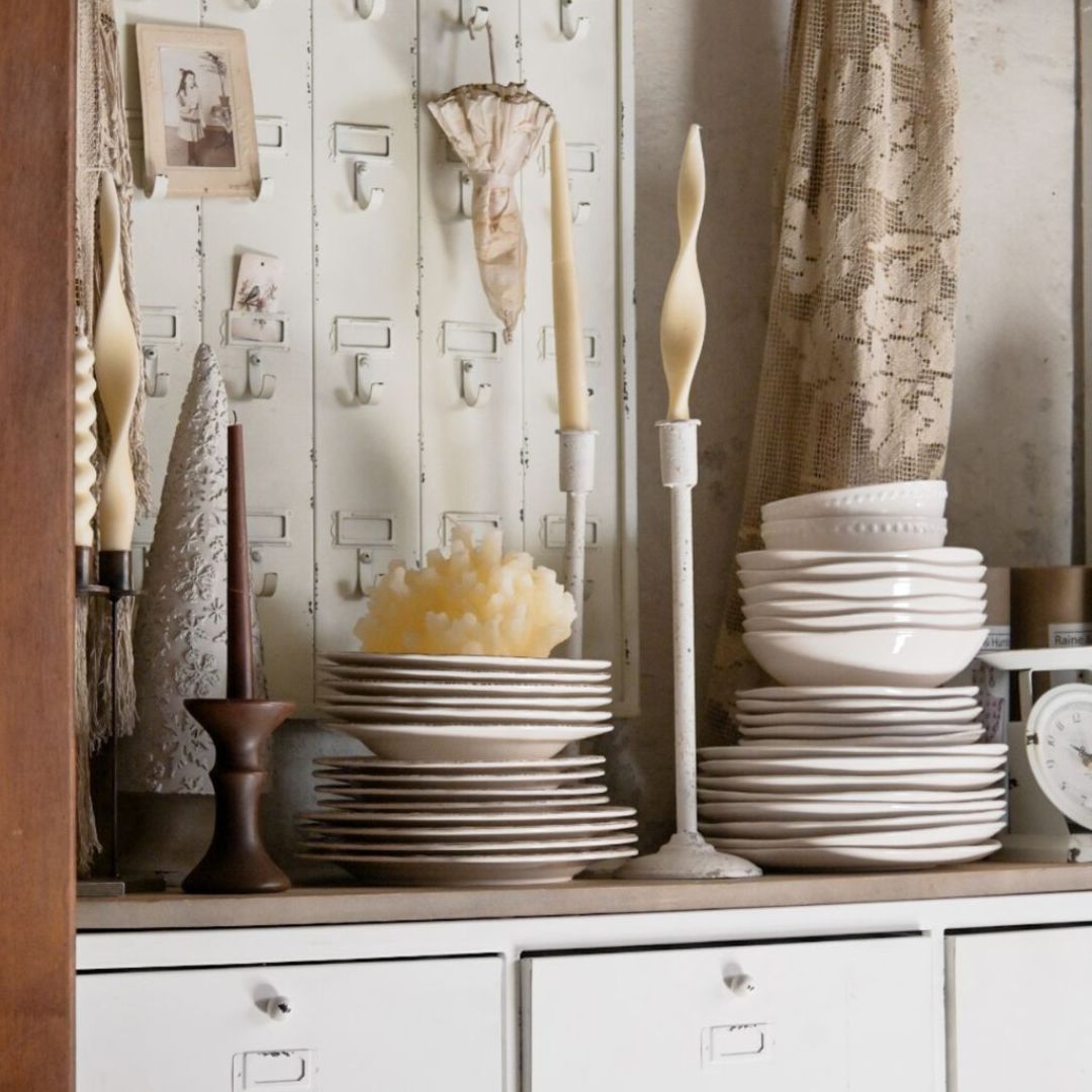 Detalle de una casa vivida con objetos antiguos y decoración natural