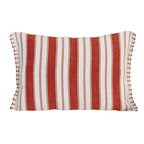 Cojín rectangular con rayas rojas, botones decorativos y flecos. Estilo rústico artesanal sobre base clara.