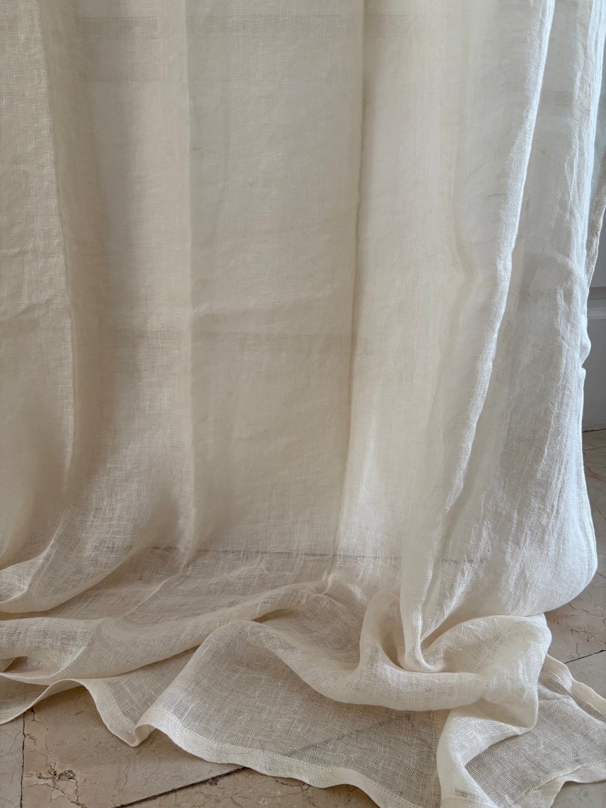 Cortina Queen de lino blanco roto colgada en ventana con luz natural y estilo romántico