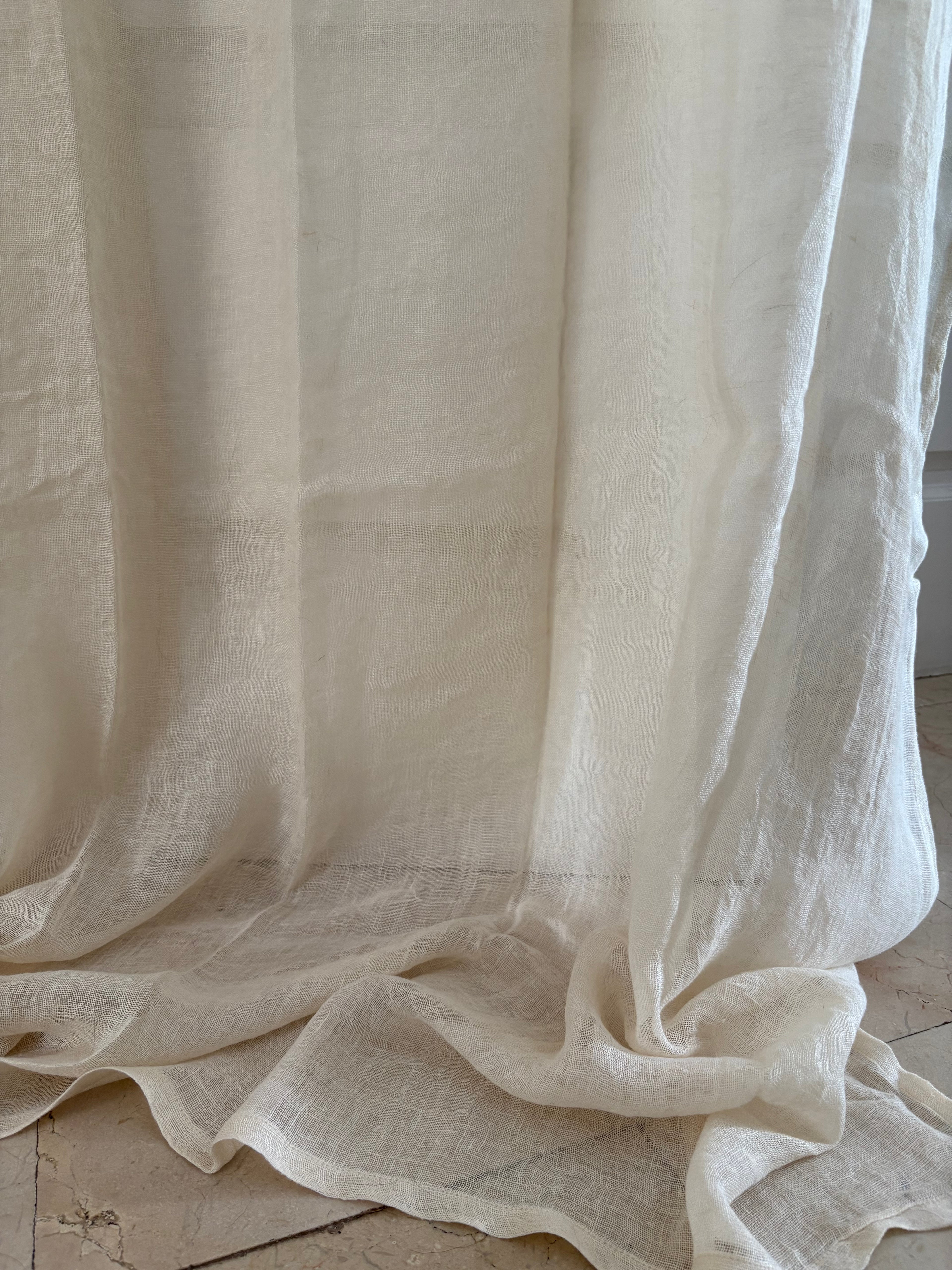 Cortina Queen de lino blanco roto colgada en ventana con luz natural y estilo romántico