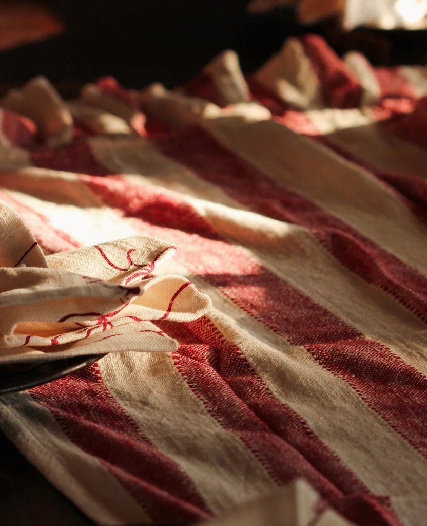 Camino de Mesa Noël Rouge – 100% Algodón - Grace & Co.Camino de Mesa Noël Rouge – 100% AlgodónGrace & Co.