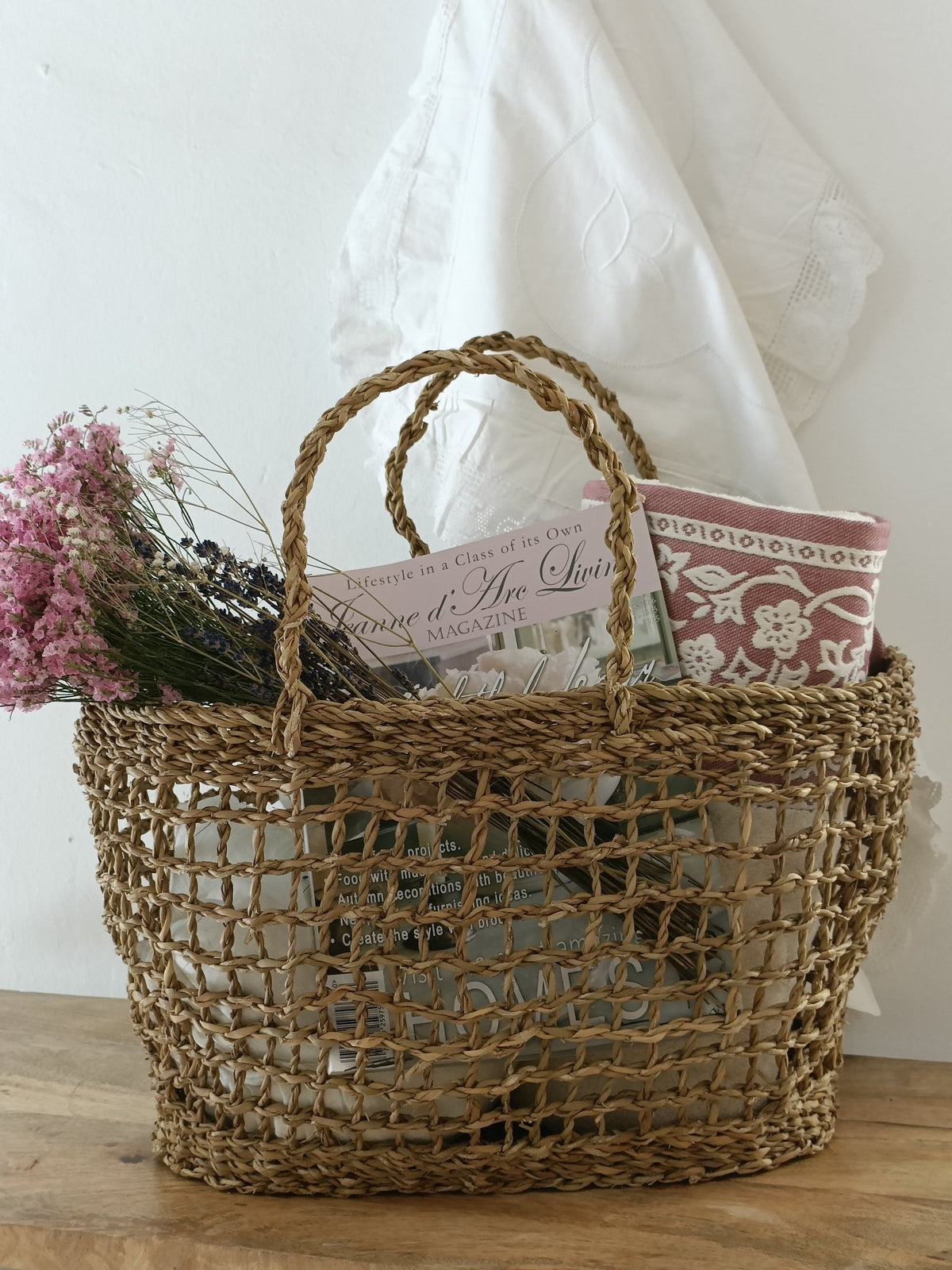 Cesta de fibras naturales en un interior de estilo rural