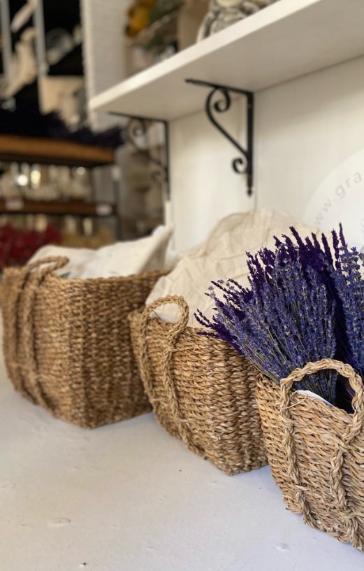 Cestas y cuencos decorativos en una casa Grace & Co.