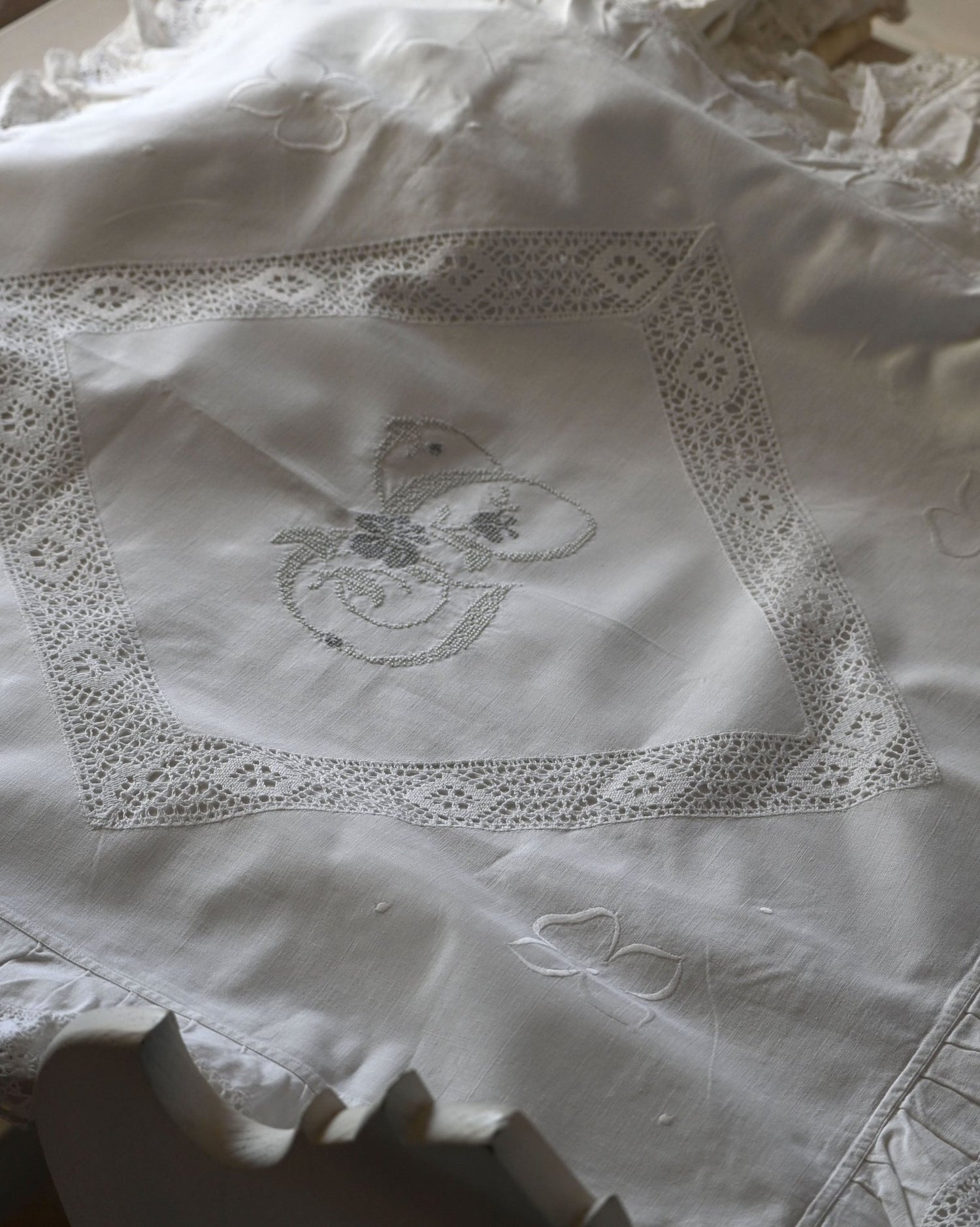 Cubre Cojín con Monograma - Grace &amp; Co.Cubre Cojín con MonogramaGrace &amp; Co.