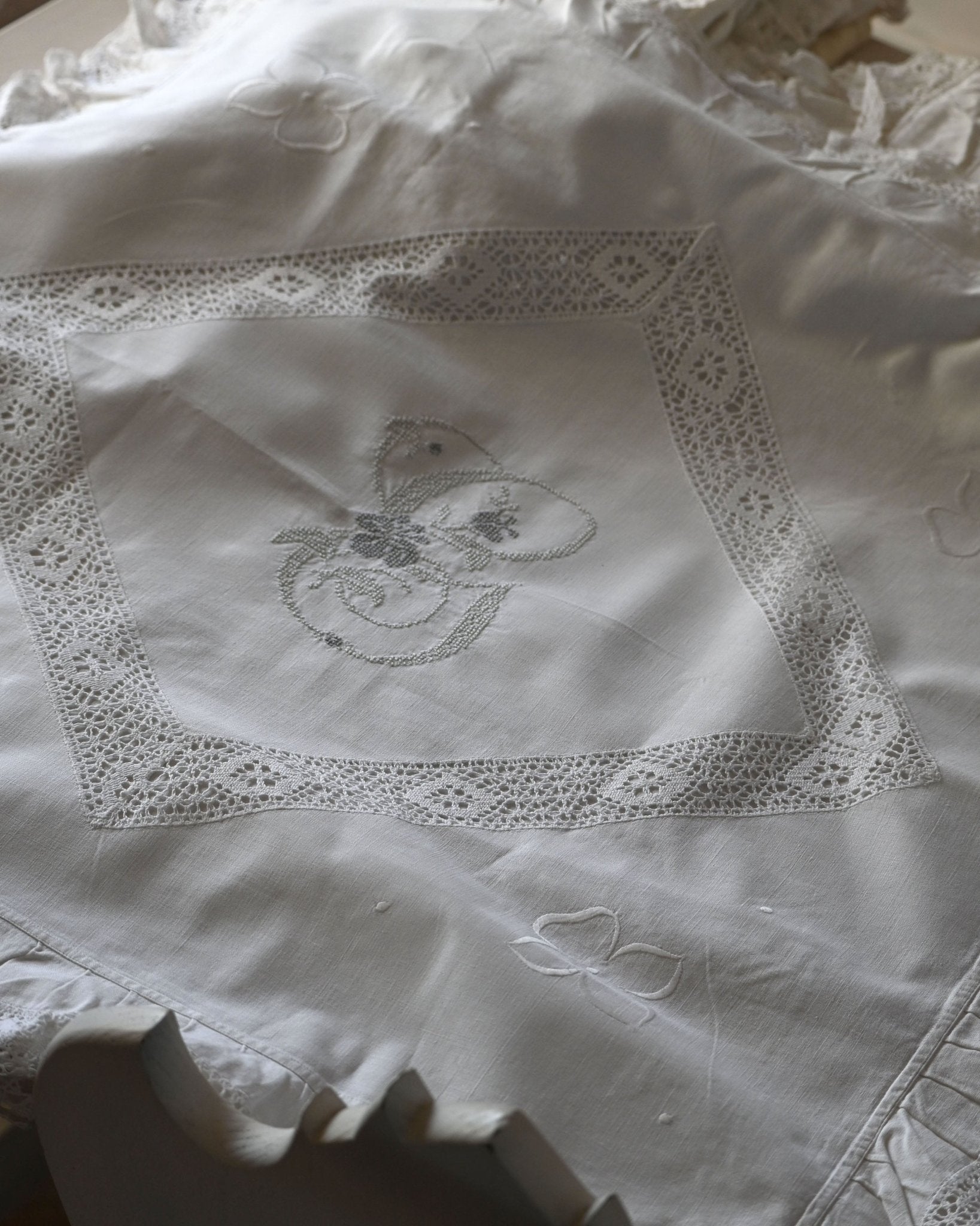 Cubre Cojín con Monograma - Grace &amp; Co.Cubre Cojín con MonogramaGrace &amp; Co.