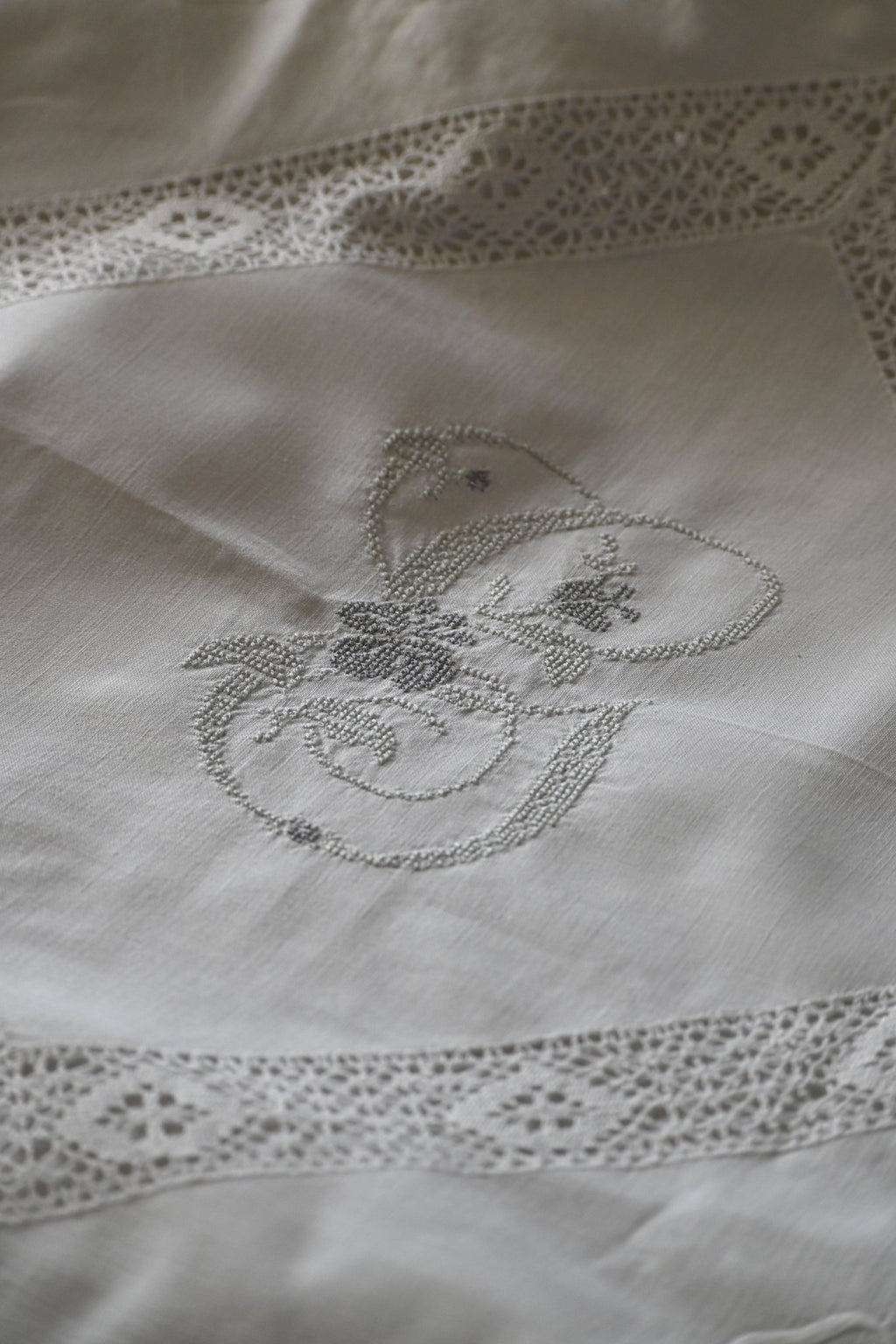 Cubre Cojín con Monograma - Grace & Co.Cubre Cojín con MonogramaGrace & Co.