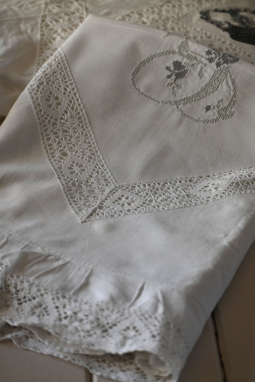Cubre Cojín con Monograma - Grace & Co.Cubre Cojín con MonogramaGrace & Co.