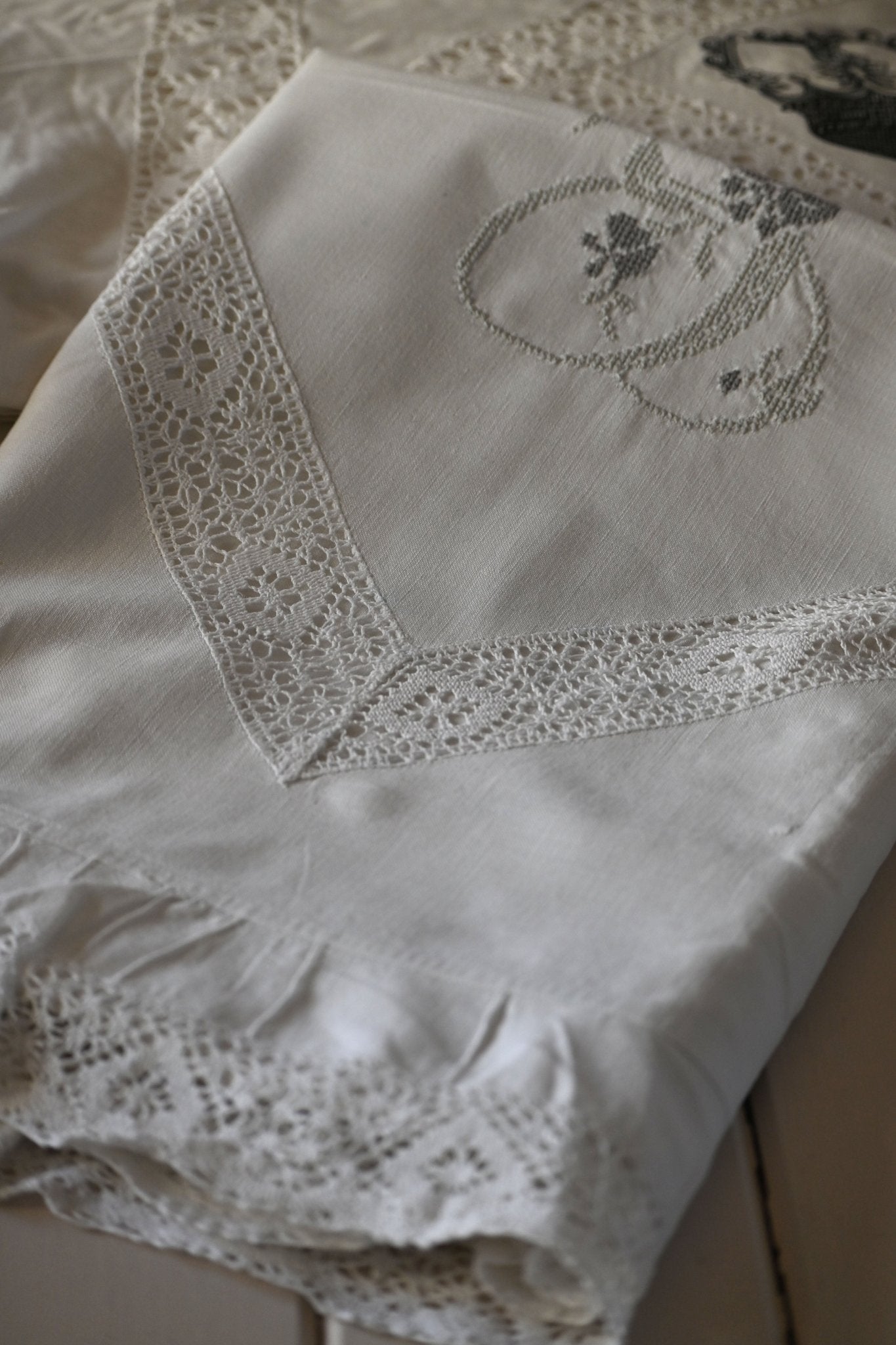 Cubre Cojín con Monograma - Grace &amp; Co.Cubre Cojín con MonogramaGrace &amp; Co.