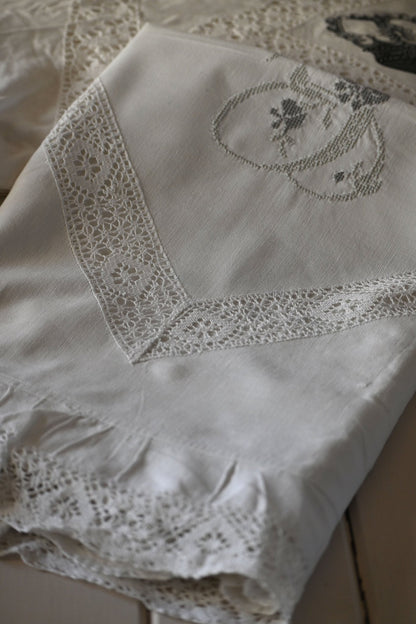 Cubre Cojín con Monograma - Grace &amp; Co.Cubre Cojín con MonogramaGrace &amp; Co.