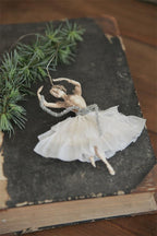 Delicada bailarina de papel - Grace & Co.Delicada bailarina de papelGrace & Co.
