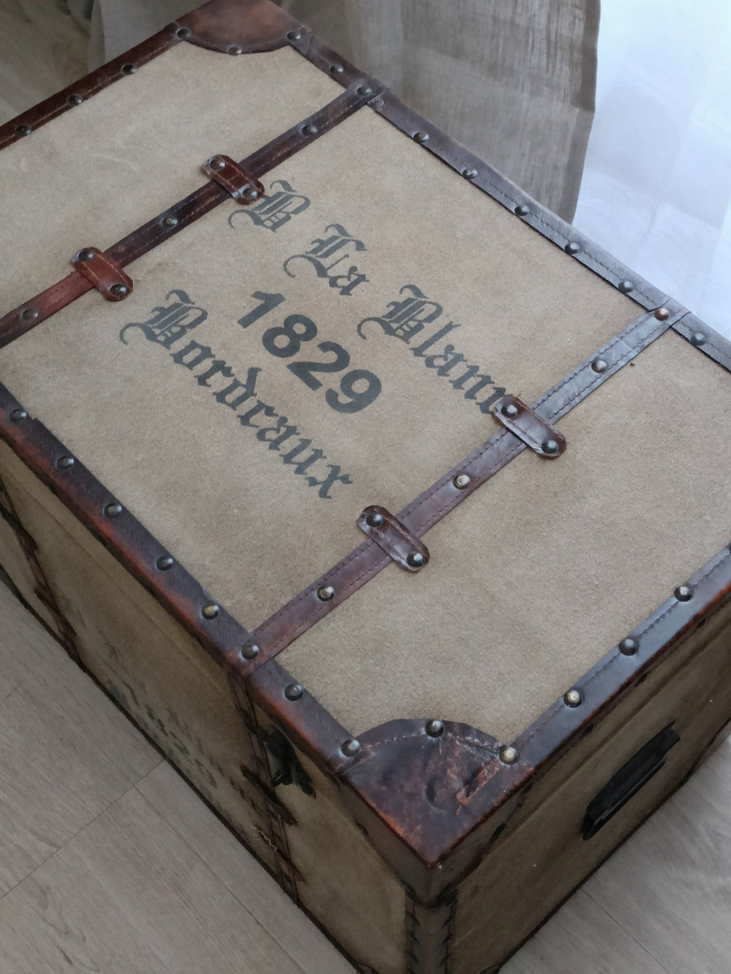 Otomana Baúl | 1898 & Paris - Grace & Co.Otomana Baúl | 1898 & ParisGrace & Co.