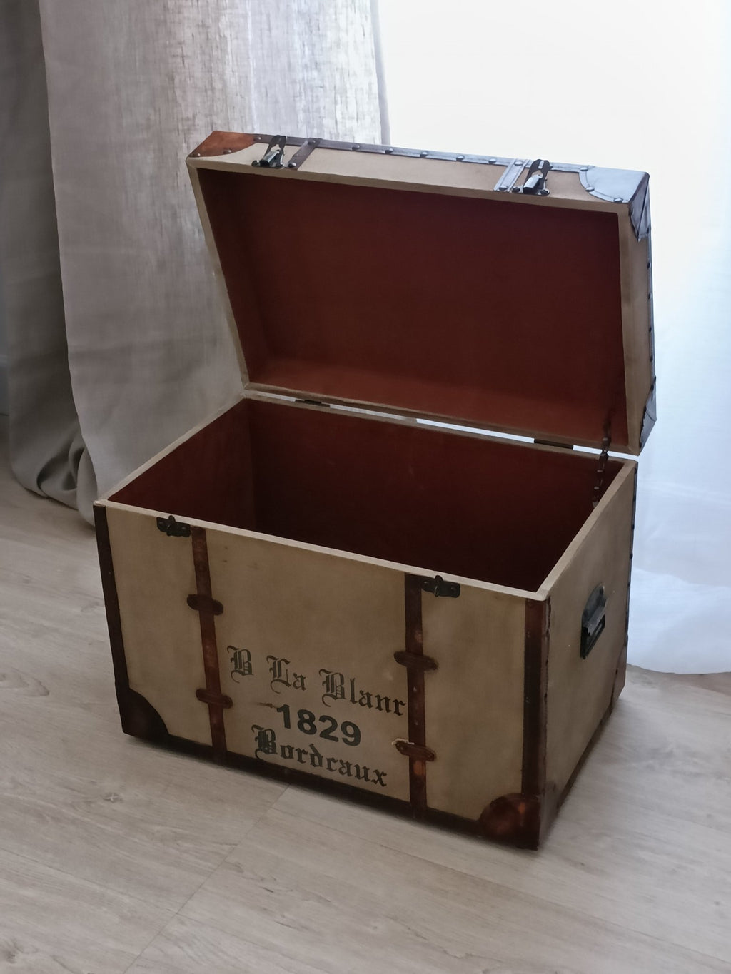 Otomana Baúl | 1898 & Paris - Grace & Co.Otomana Baúl | 1898 & ParisGrace & Co.