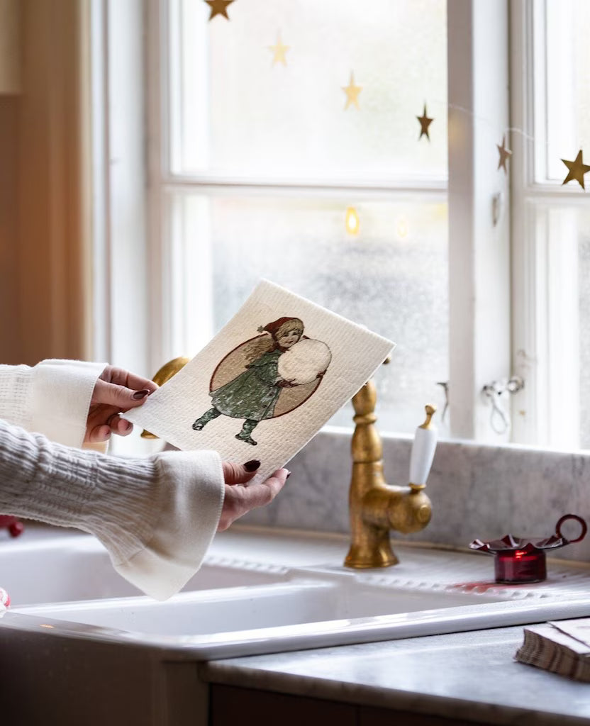 Paño de cocina Snowball con diseño navideño sueco de Jenny Nyström Grace & Co.