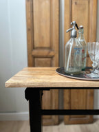 Mesa barra estilo industrial en Grace & Co.